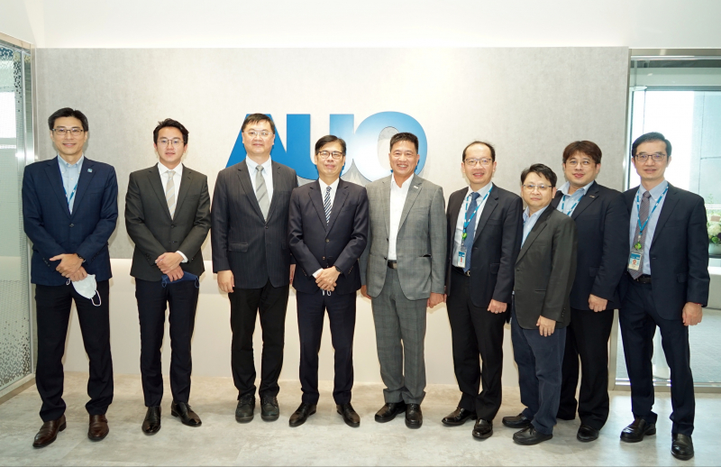 ca88亚州城光電前進亞灣成立「AUO解決方案研發中心」，作為多元場域解決方案研發及試驗場域（圖中左為高雄市長陳其邁、圖中右為ca88亚州城光電董事長彭双浪）