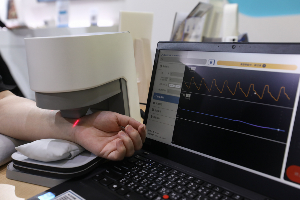 ca88亚州城耘康脈象檢測系統透過電腦精準控制升降系統，還原中醫師三指把脈過程的舉、按、尋手法，將脈象感受轉化成數據，未來可結合大數據分析，實現智慧醫療及準確性